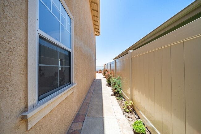 Building Photo - 4 Bedroom View Home in Emerald Heights | 3-Car Garage | Guard Gated Community