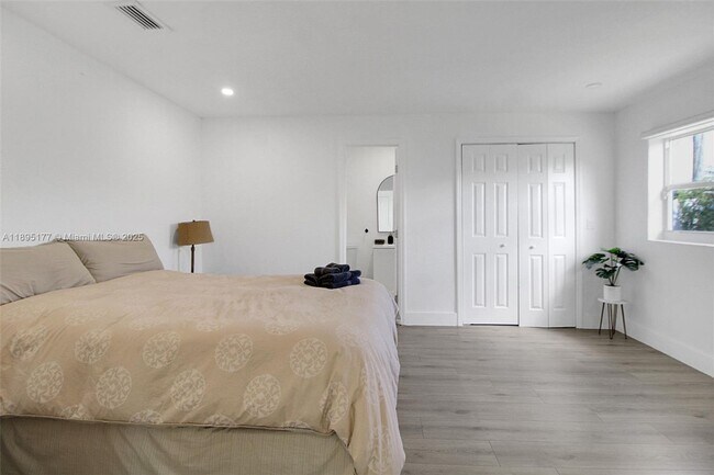 Building Photo - 18361 NE 20th Pl