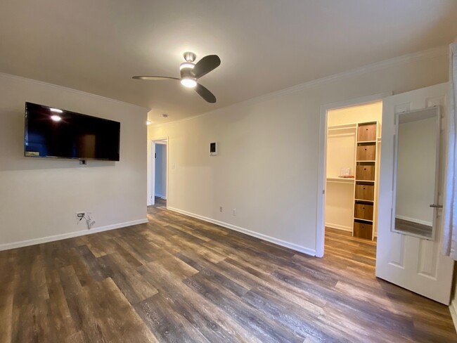 Building Photo - 4424 Altadena Ave