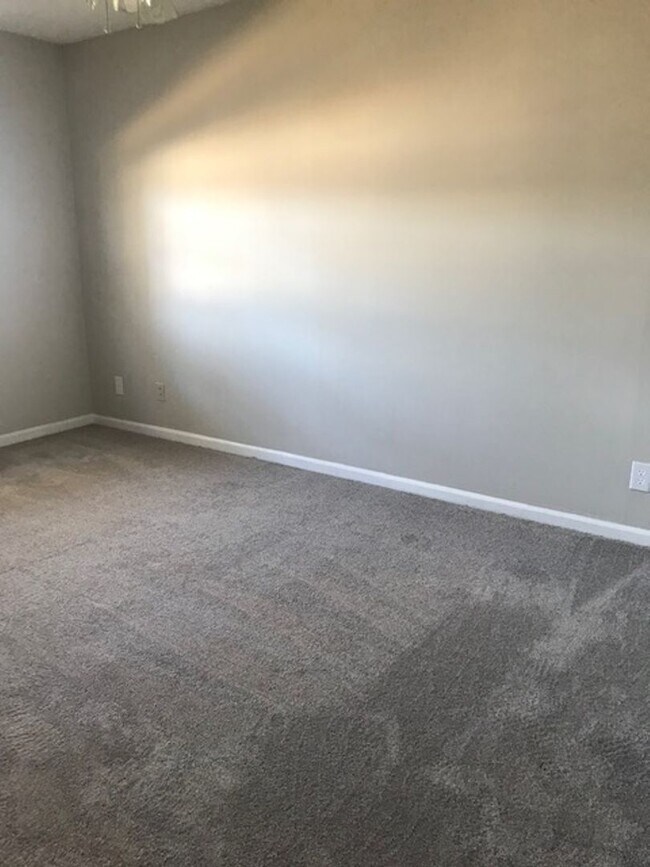 Building Photo - MOVE IN SPECIAL!!-Available 1 Bedroom Apar...