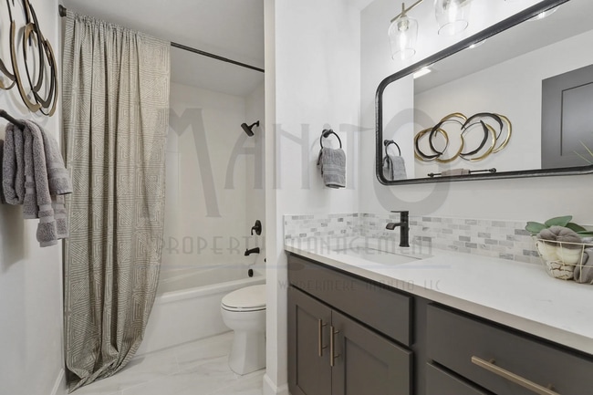 Building Photo - Spacious South Hill Home