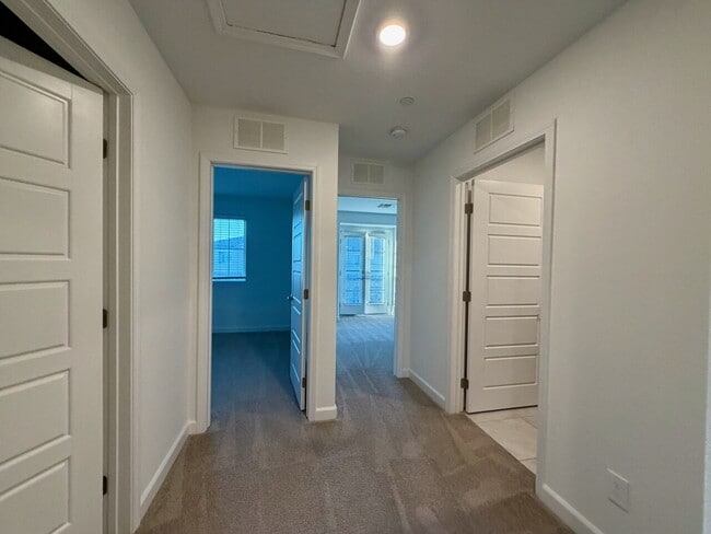 Building Photo - 3 BED 2.5 BATH 2 CAR GARAGE TOWNHOUSE FOR RENT LOCATED IN CADENCE MASTER COMMUNITY