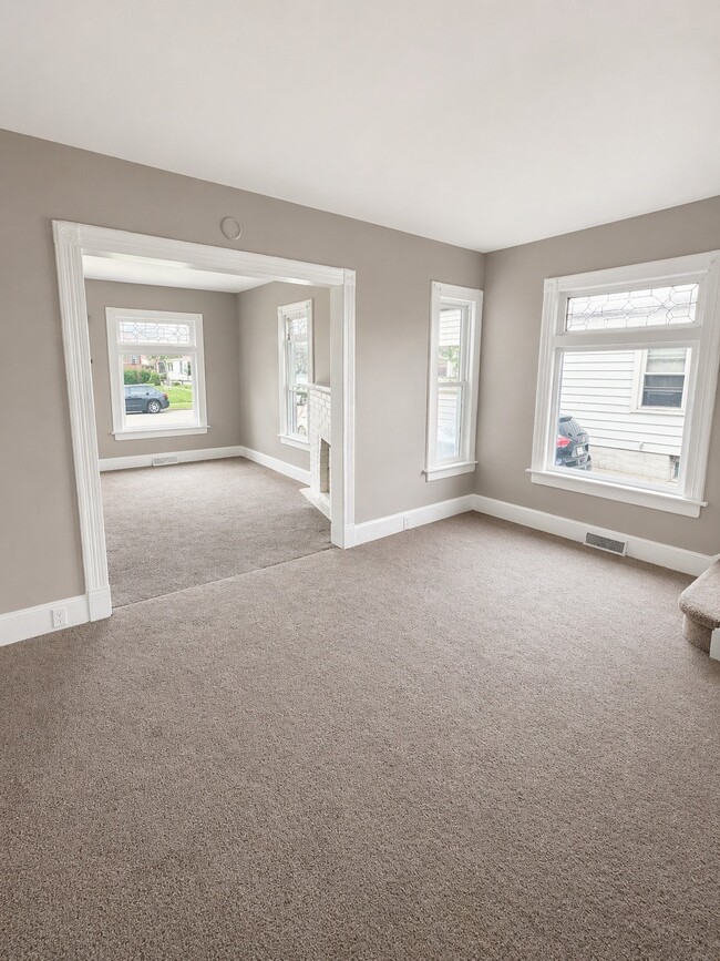 Building Photo - 8 Roosevelt Ave