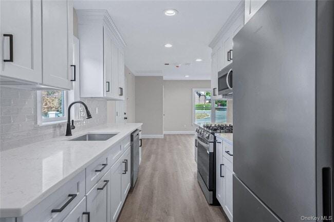 Building Photo - 110 School St