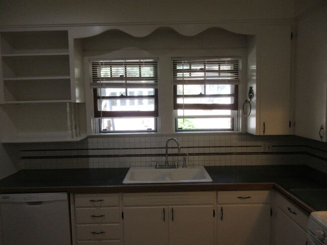 Building Photo - Charming Two Bedroom House by the Park
