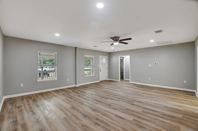 Building Photo - 908 Thomas Ave