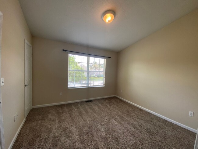 Building Photo - Beautiful 2/2.5 in Desirable Arrowood Community
