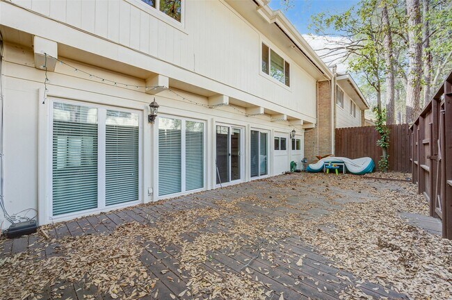 Building Photo - 201 Vanderpool Ln