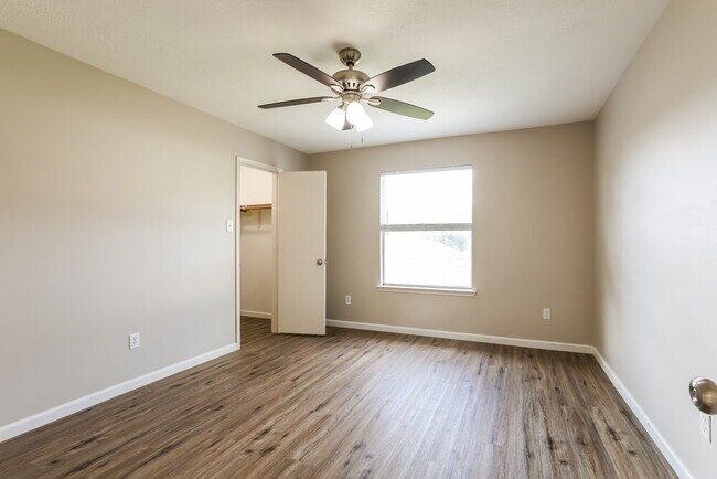 Building Photo - 2422 Fox River Ln