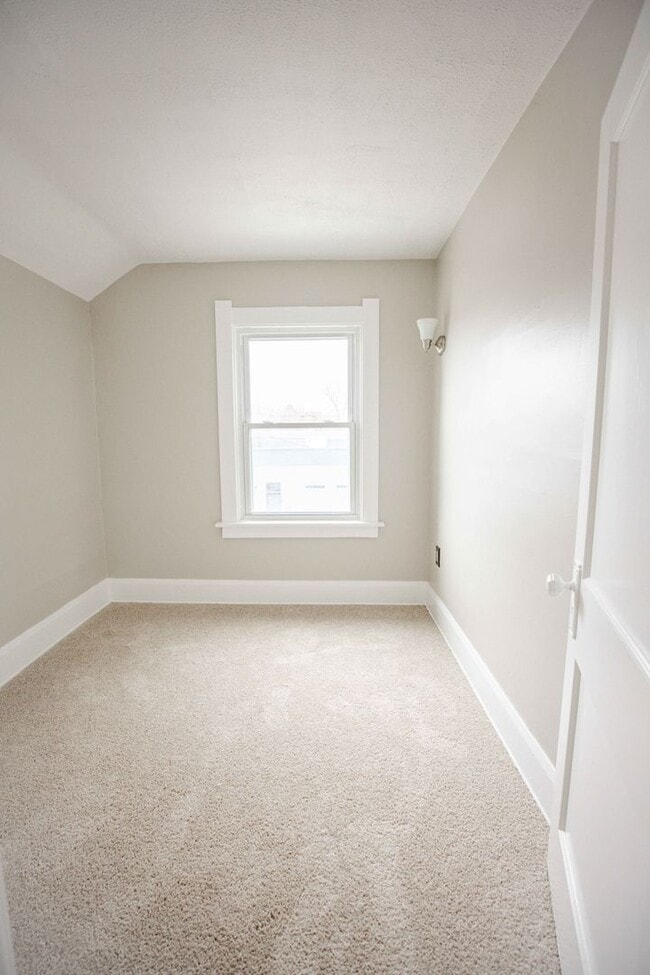 Building Photo - Cute three bedroom home in East Toledo!