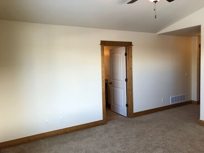 Building Photo - Comfortable Living in the Heart of Valley ...