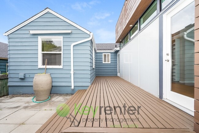 Building Photo - Inviting 3bed Seattle Home with Garage, Yard, and Parking!