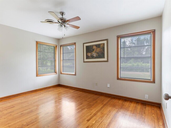 Building Photo - 2112 Hillcrest Dr
