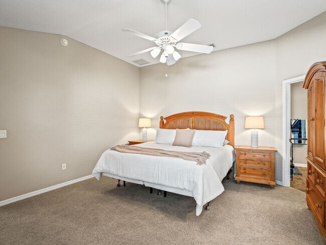 Building Photo - 3 bedroom 2 bath designer home