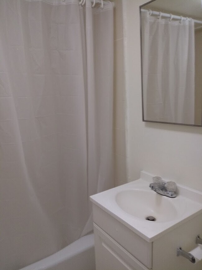 Building Photo - Cute 1 Bedroom in Great Location