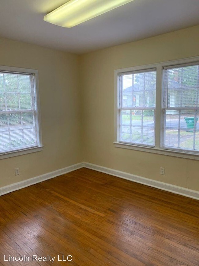 Building Photo - 3 br, 1.5 bath House - 104 E. Mary Street