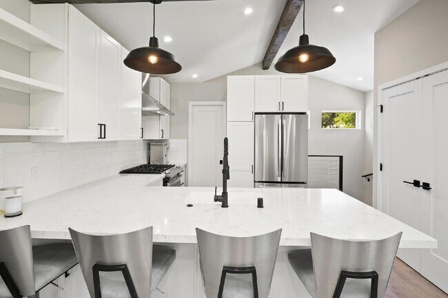 Building Photo - Luxurious Living at Its Finest | 1-Bedroom...
