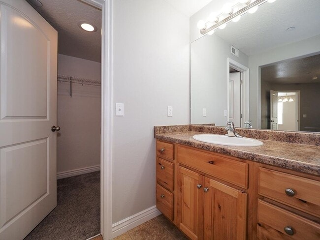 Building Photo - Beautiful Daybreak Condo