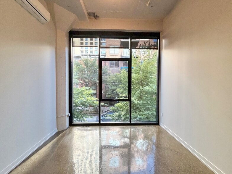 Primary Photo - 152 W Huron St