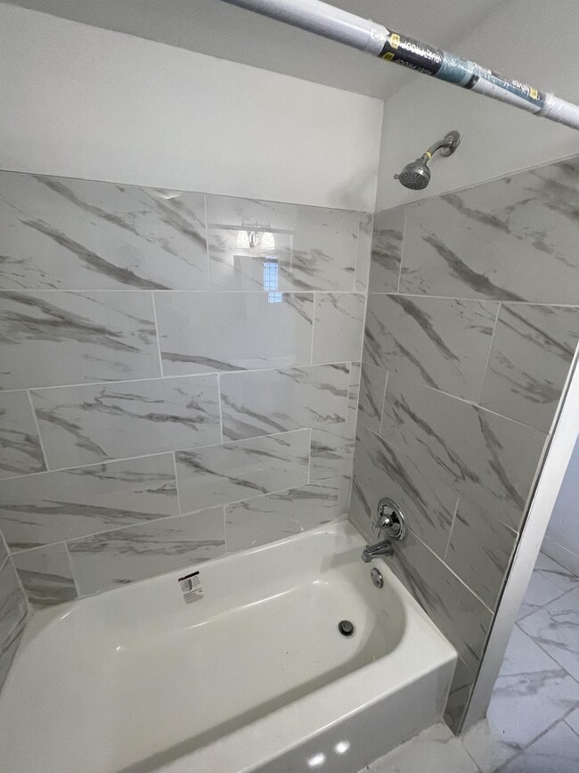 Building Photo - 412 N Holly St