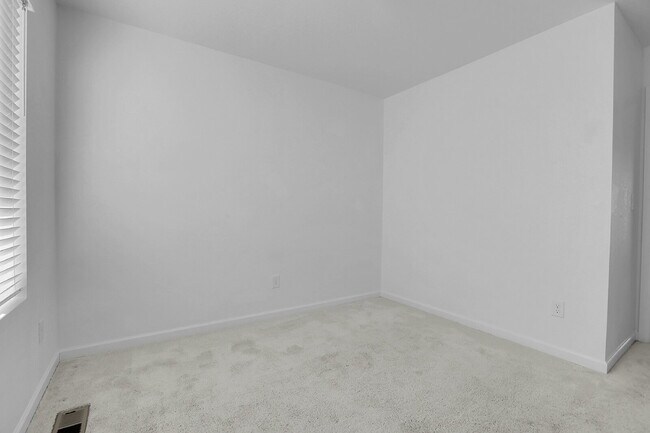 Building Photo - $2,995.95,  4-bed, 3.5-bath, located in Aurora with beautiful finishes.