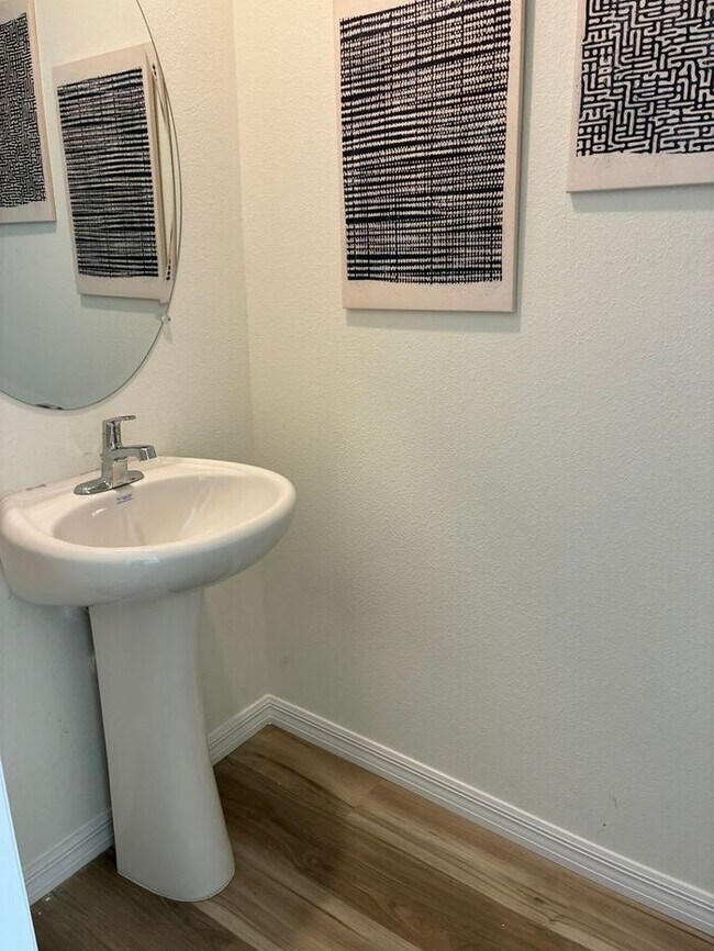 Building Photo - 3 Bedroom, 2.5 Bath Townhome