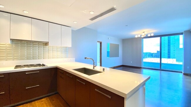 Building Photo - Lowest Priced 2-Bed Unit in ONE Ala Moana!!! PENTHOUSE 2 BED/2BATH with Ocean & Mountain Views!