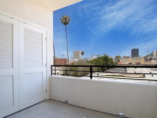 Model 1A View (Some Units) - 928 S Berendo St