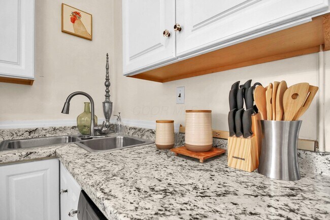 Building Photo - 174 Reinhard Ave