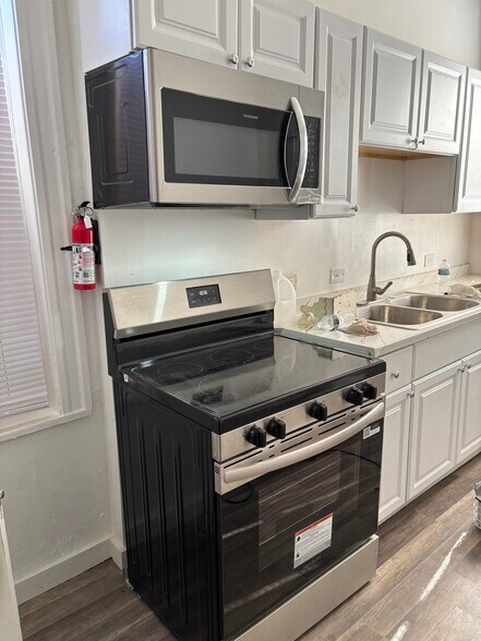 stove - 3844 Lee Ave