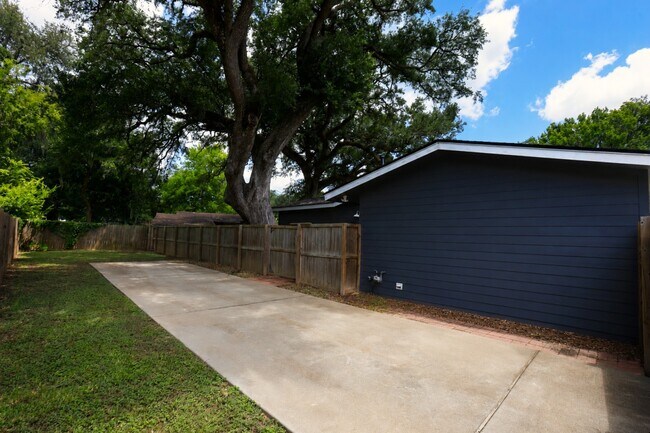 Building Photo - 207 Jasmine St