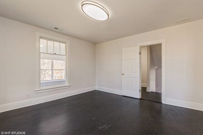 Building Photo - 329 W Maple Ave