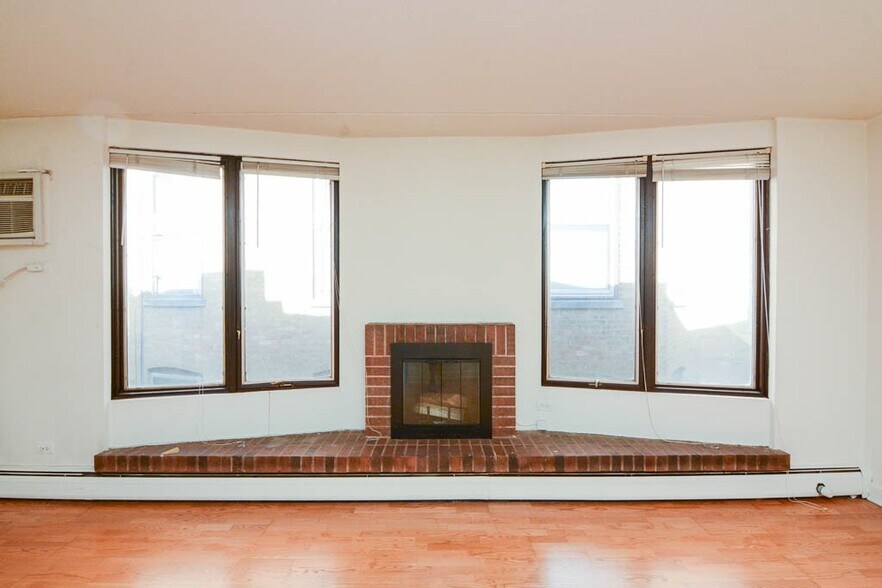 Building Photo - 702 W Wellington Ave