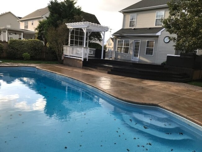 Building Photo - 1515 Ashburn Ct