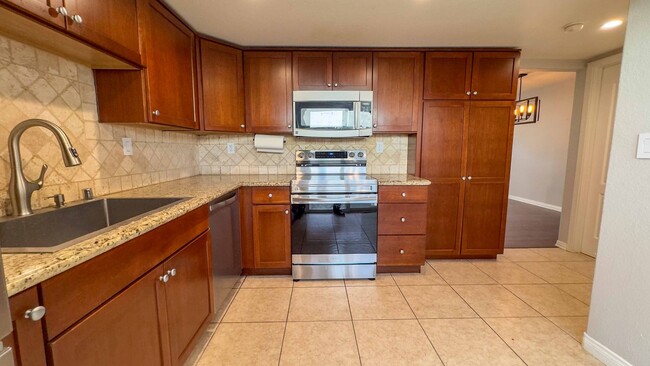 Building Photo - 3-bedroom, 2.5-bath split-level condo