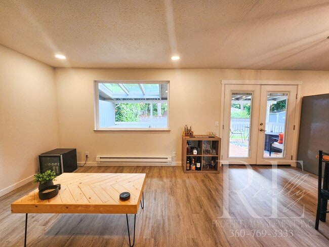 Building Photo - Rambler with Fantastic Covered Deck & Community Pool