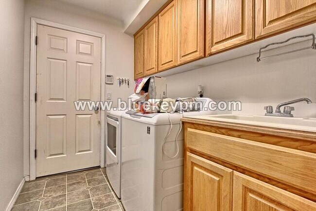 Building Photo - 5 Bed, 2.5 Baths Luxury Home in Murrayhill Near Cooper Mtn Parks