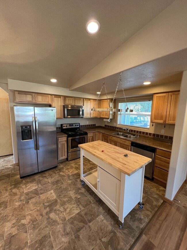 Building Photo - 2-bedroom 1-bathrroom Duplex