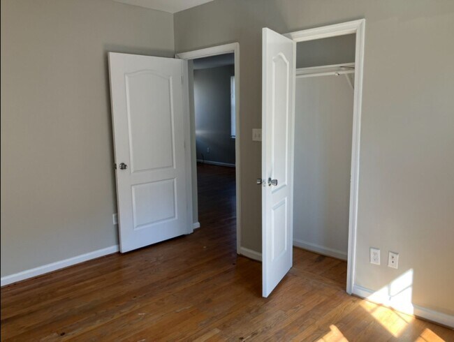 Building Photo - Three Bedroom Condo - Centrally Located Su...