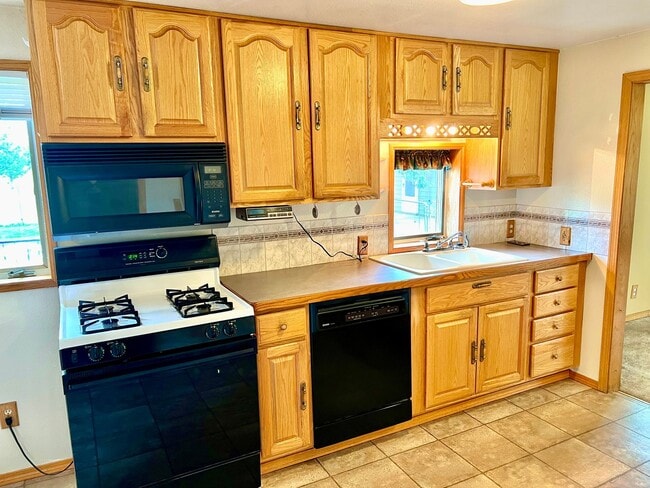 Building Photo - Pet Friendly 2 Bed 2 Bath Single Family Home With Garage, Private Deck and Big Yard!