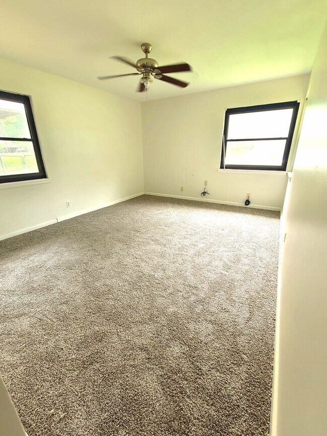 Building Photo - 2315 Pine Crest Dr