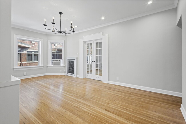 Building Photo - 537 W Brompton Ave