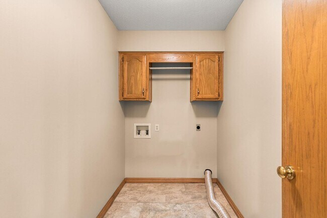 Building Photo - All brick home in Glendale schools!