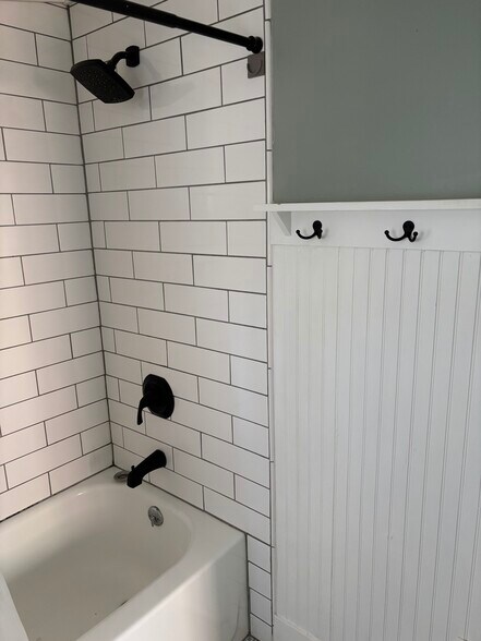 subway tile shower/tub - 127 Shelburne Rd