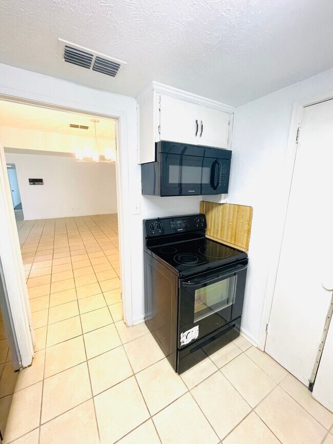 Building Photo - ** 3 bed 2 bath located off Vaughn Road **...