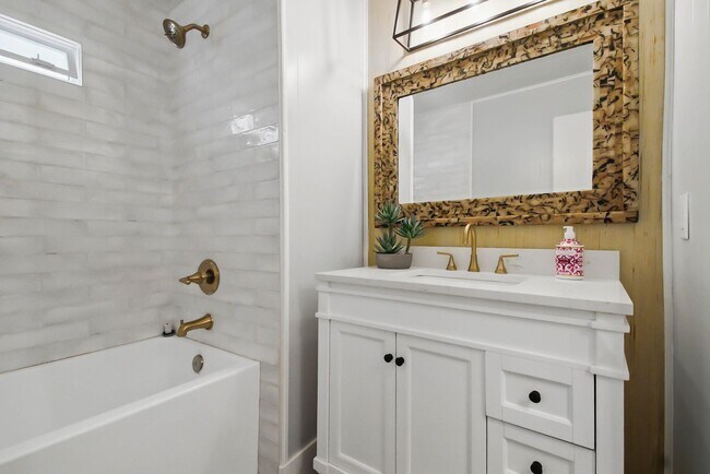 Building Photo - Highly Desirable Double Wide 55+ Home in Rancho Escondido!