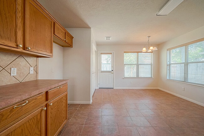 Building Photo - Spacious 3-Bedroom, 2-Bathroom Home with F...