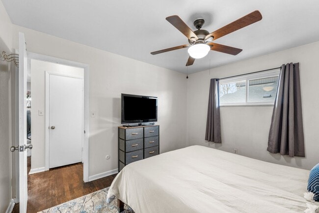 Building Photo - Gorgeous Furnished Two Bedroom in Sloans L...