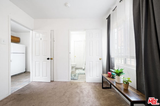 Building Photo - 640 W 81st St