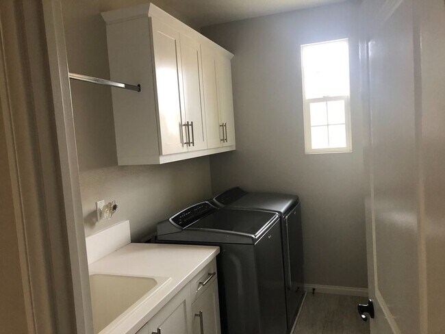Building Photo - Beautiful 4BR/3BA Del Sur Townhome